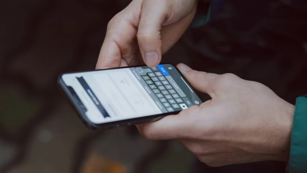 Mãos utilizando smartphone