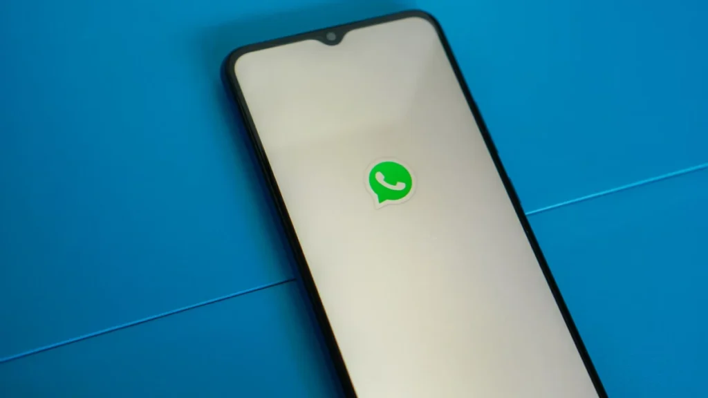 Smartphone com o aplicativo WhatsApp aberto